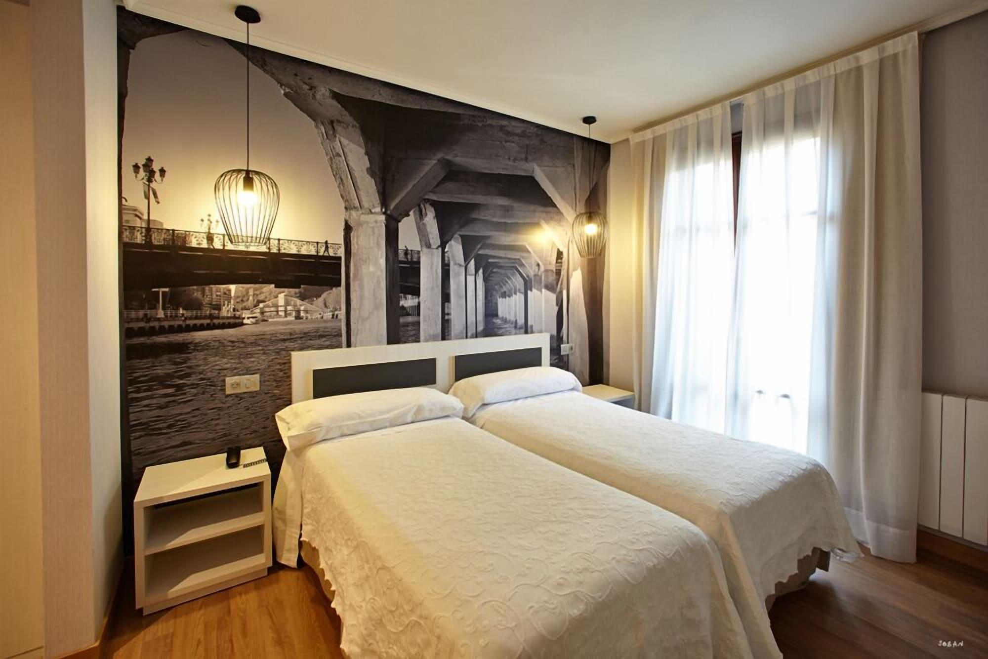Hotel Sirimiri Bilbao Bagian luar foto